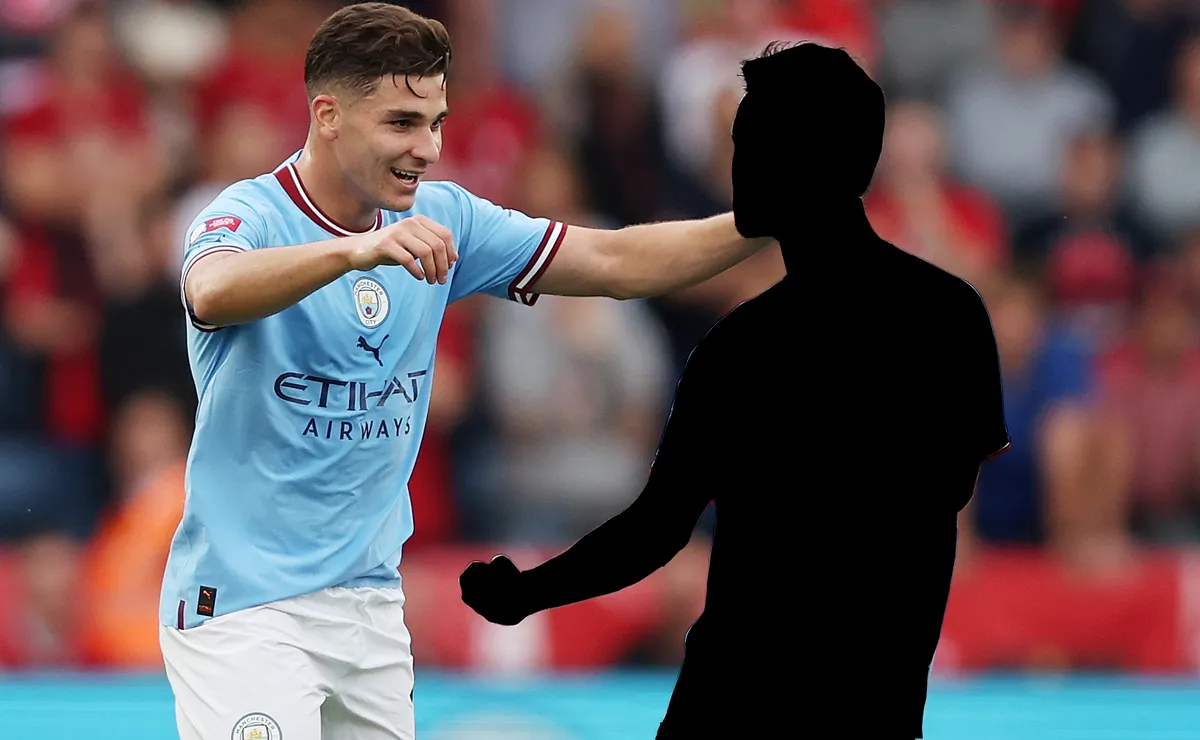 LEICESTER, ENGLAND - JULY 30: Julian Alvarez of Manchester City (L) celebrates with teammate Bernardo Silva after scoring the first goal of their team during The FA Community Shield between Manchester City and Liverpool FC at The King Power Stadium on July 30, 2022 in Leicester, England. (Photo by Marc Atkins/Getty Images)