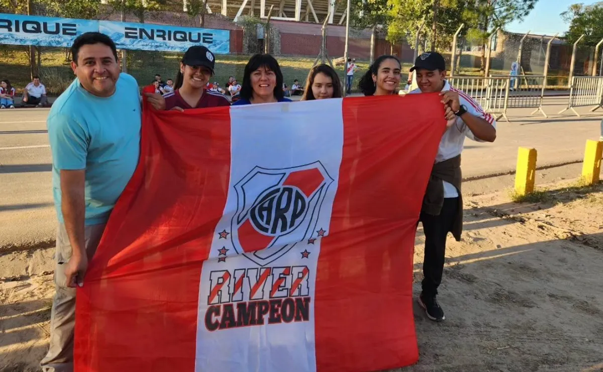 Los hinchas de River antes de entrar al Kempes.