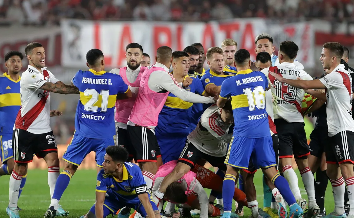 Una de las tantas imágenes que dejó el tumulto del final en el último Superclásco en Núñez. (Foto: Getty).