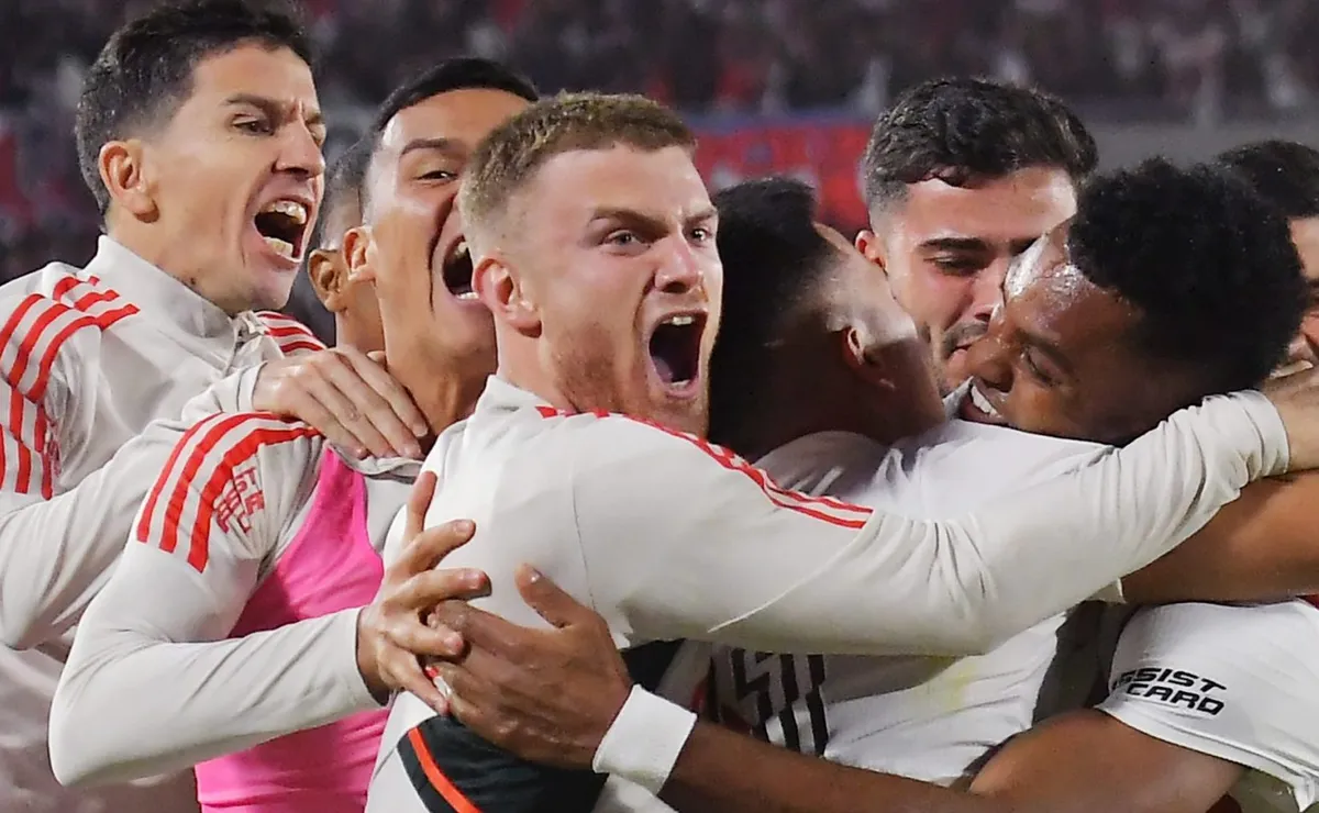 El festejo alocado de Lucas Beltrán luego del triunfo contra Boca.