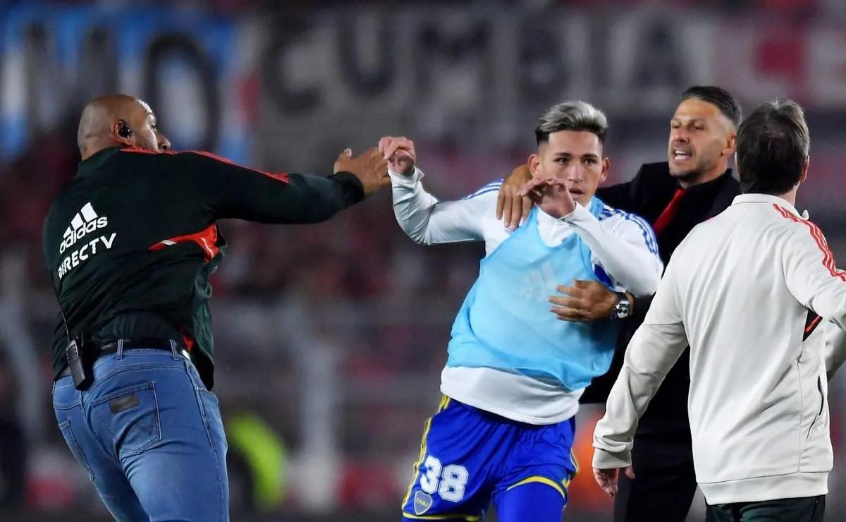 La Roca tratando de separar a Luis Vázquez del despelote. Demichelis también lo intentó. (Foto: Getty).