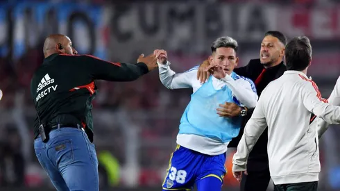 La Roca tratando de separar a Luis Vázquez del despelote. Demichelis también lo intentó. (Foto: Getty).