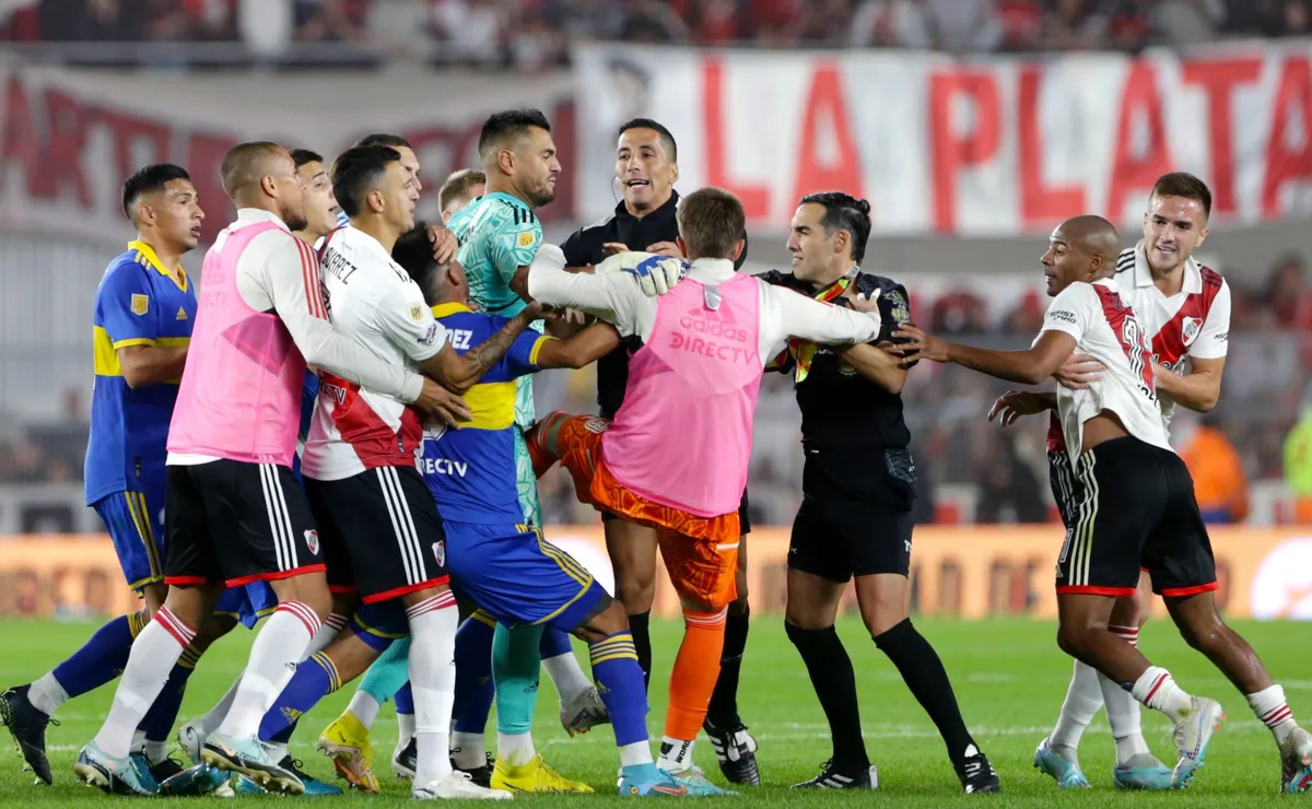 Se pudrió todo en el final y hubo repartija de golpes. (Foto: Getty).