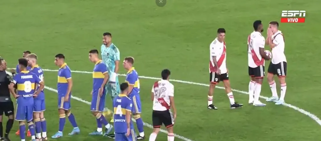 Palavecino se aleja del ruido y lo llama a Borja para planear la distracción.