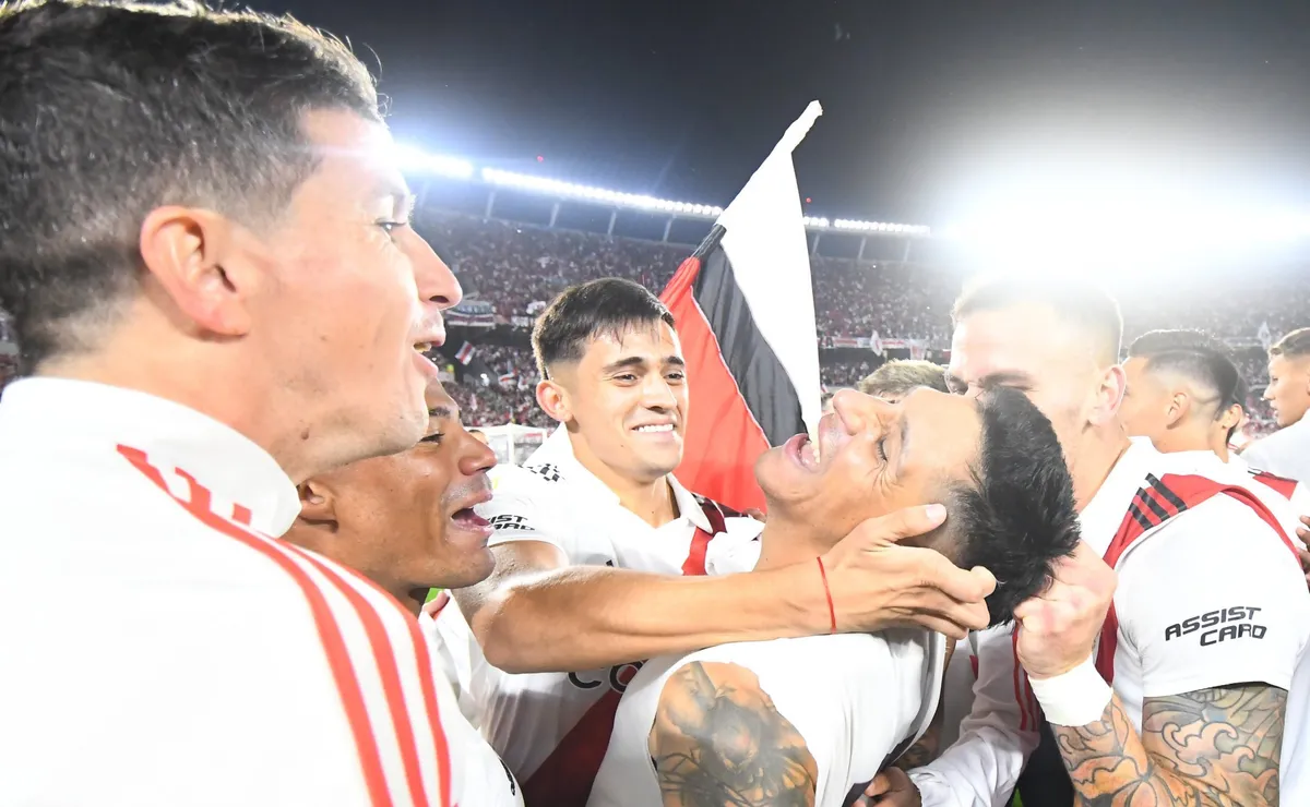 Enzo Pérez celebra junto a Nico De La Cruz y Nacho Fernández.