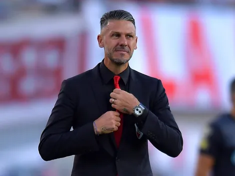 Los convocados que van por la vuelta olímpica en el Monumental