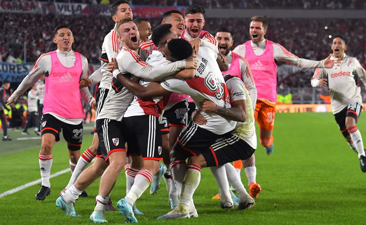 El festejo de los jugadores luego del gol de penal de Borja.