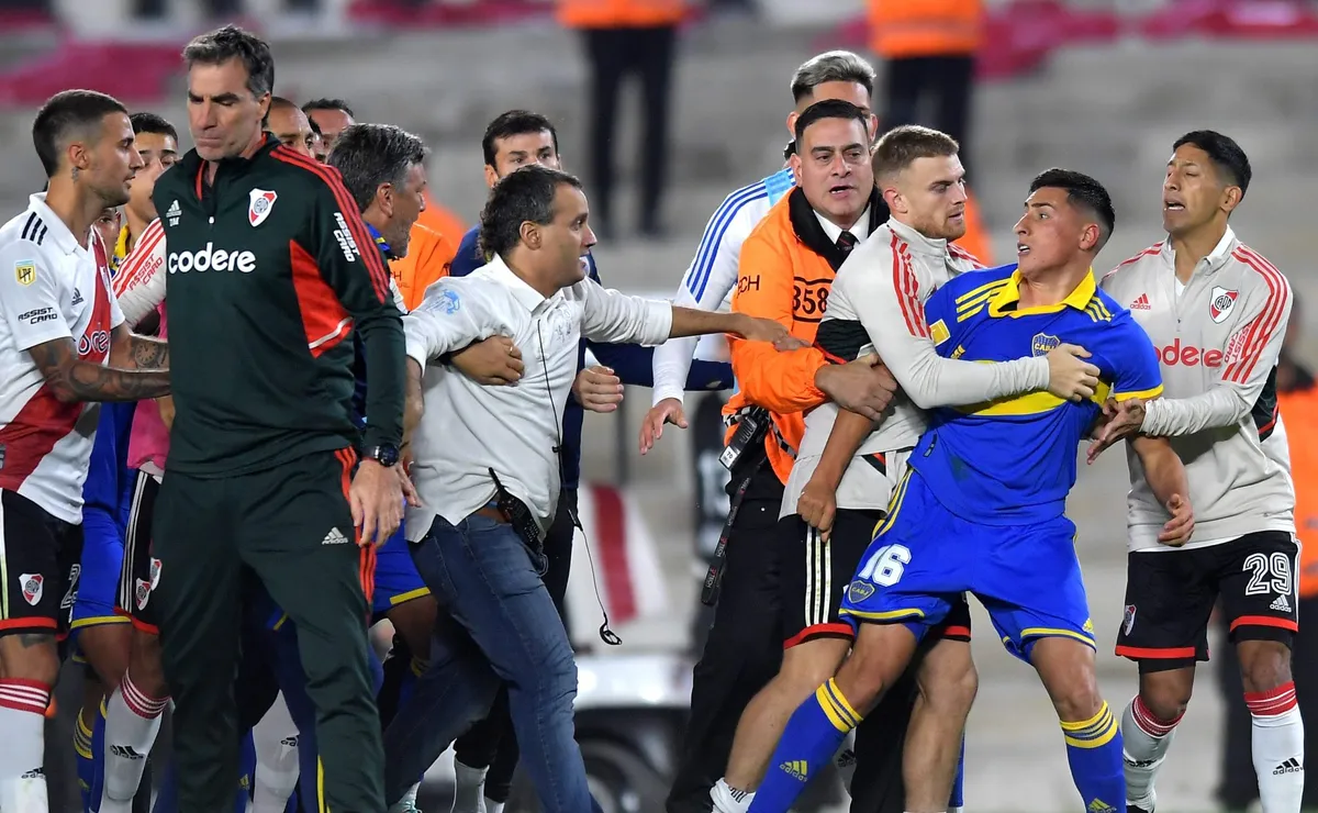 Se pudrió en el final: batalla campal entre los jugadores y siete expulsados
