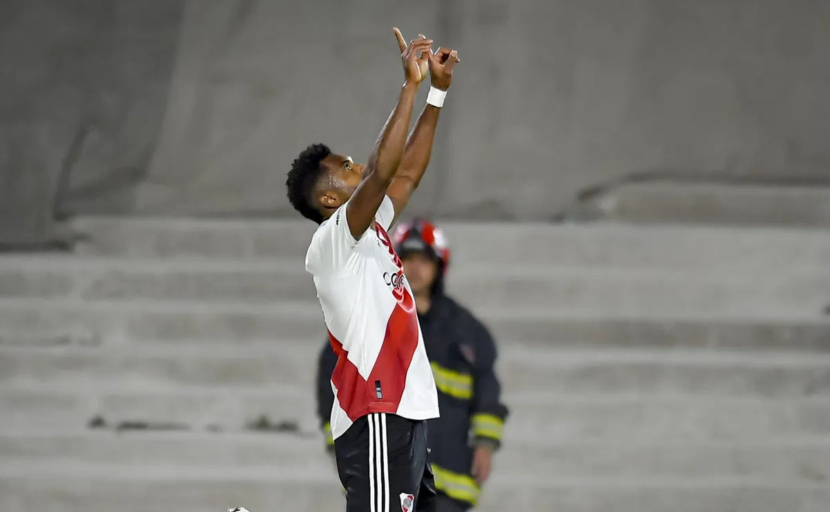 BUENOS AIRES, ARGENTINA - APRIL 23: Miguel Borja of River Plate celebrates after scoring the team's second goal during a Liga Profesional 2023 match between River Plate and Independiente at Estadio Mas Monumental Antonio Vespucio Liberti on April 23, 2023 in Buenos Aires, Argentina. (Photo by Marcelo Endelli/Getty Images)
