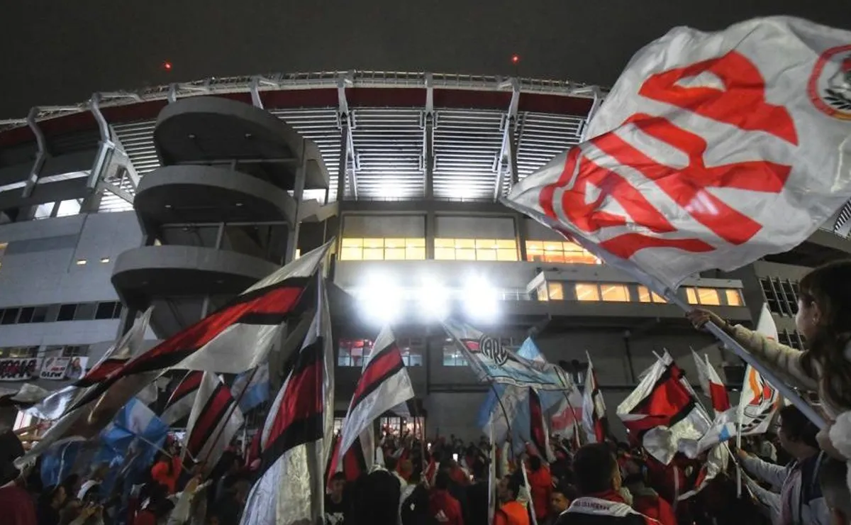 El Monumental se vistió de fiesta con un banderazo histórico en el playón del club.