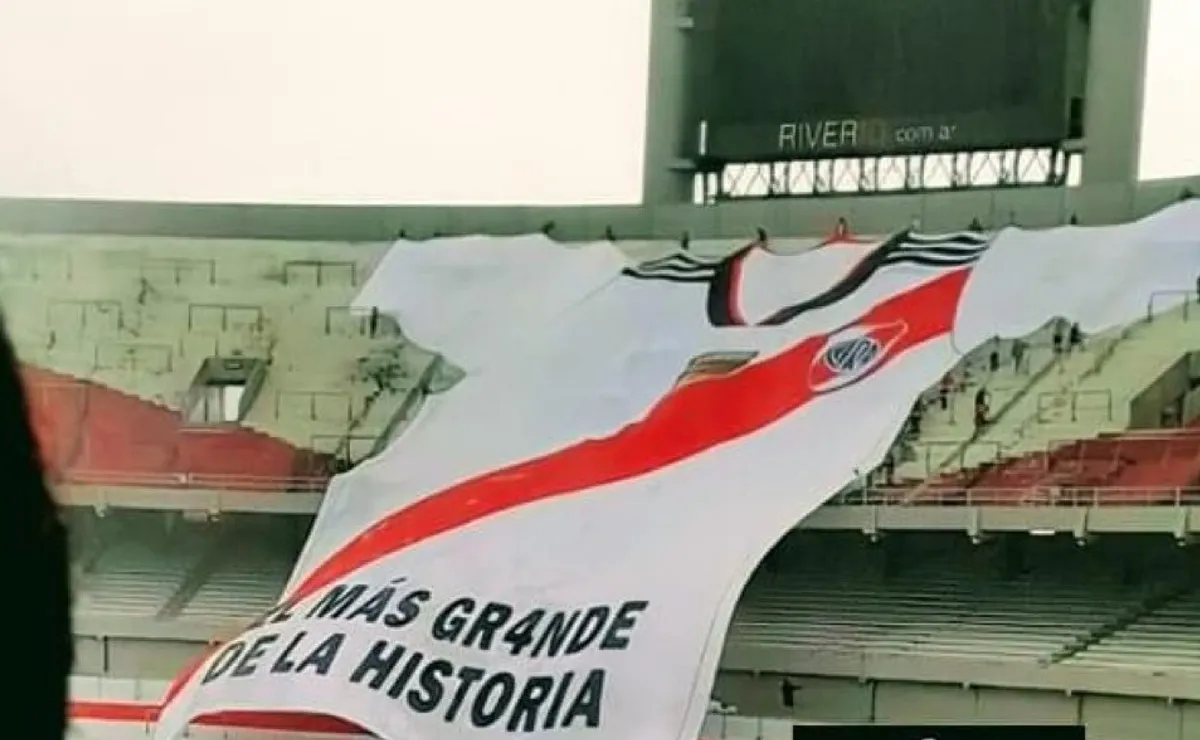 El nuevo telón del Más Grande y una frase que remite a la final en el Bernabéu.