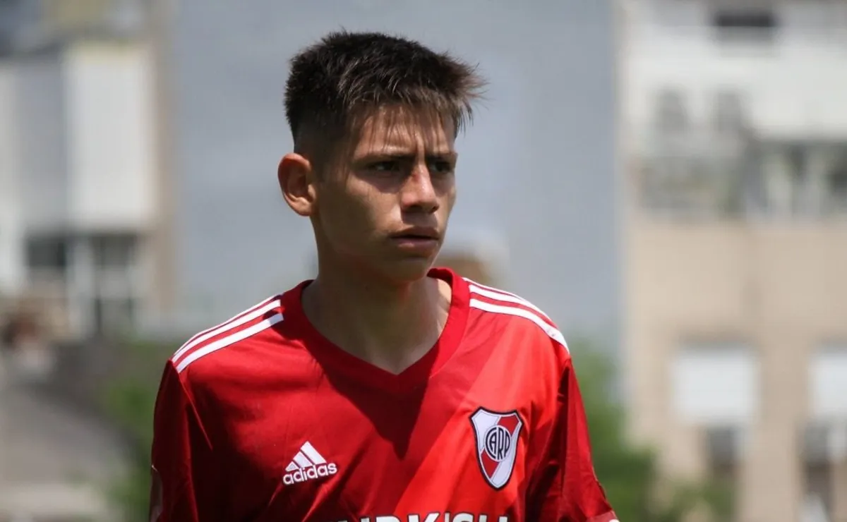 El Diablito Echeverri se prepara para volver a vestir la camiseta de River en un superclásico.