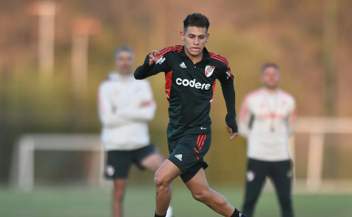 El Diablito echeverri entrenando con la primera de River