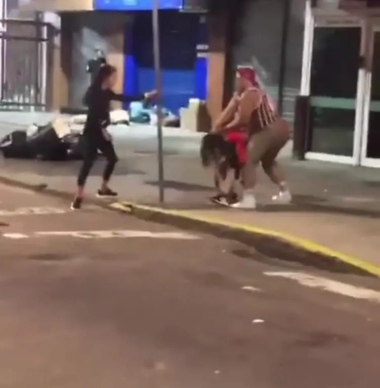 El momento en el que un hincha de Fluminense ataca a una hincha de River