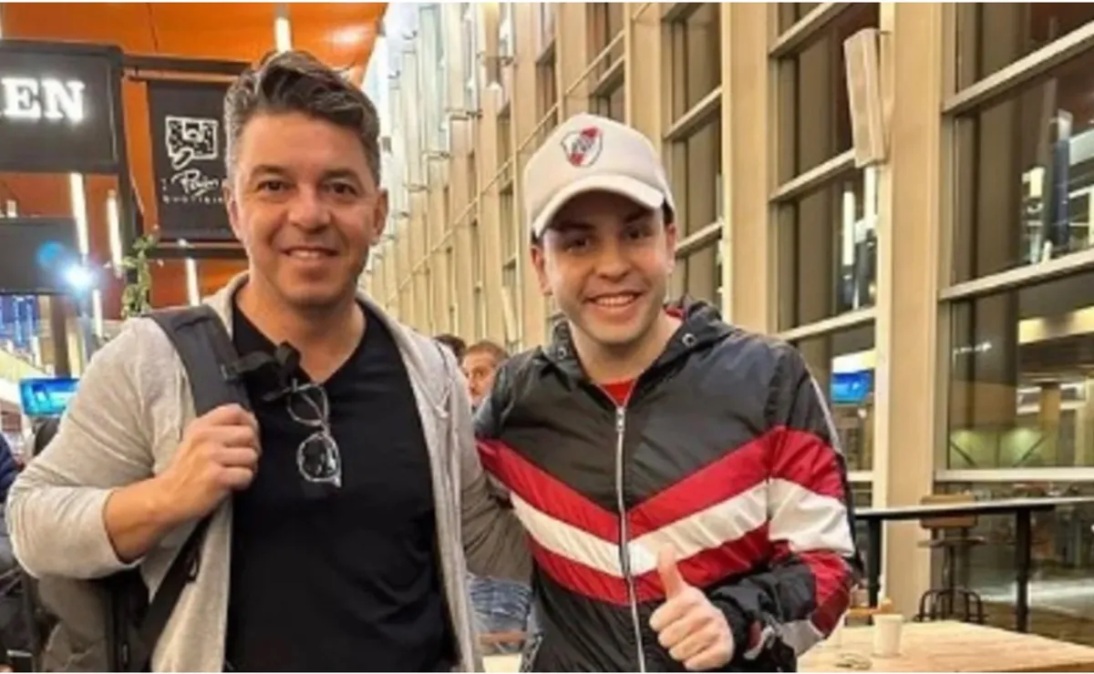 Marcelo Gallardo en Ezeiza junto a un hincha.