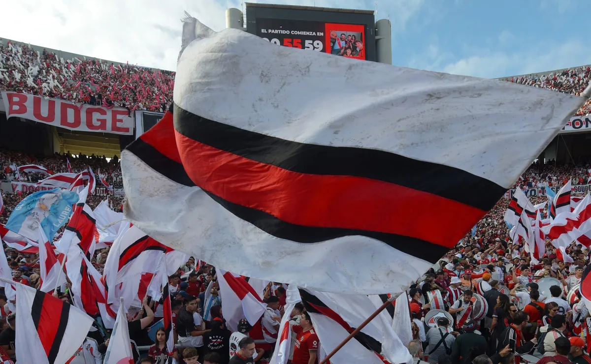 El Monumental se viste de fiesta para iniciar otra temporada.