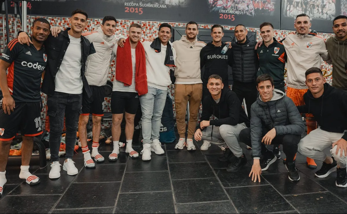 Enzo y el Chino con sus ex compañeros.