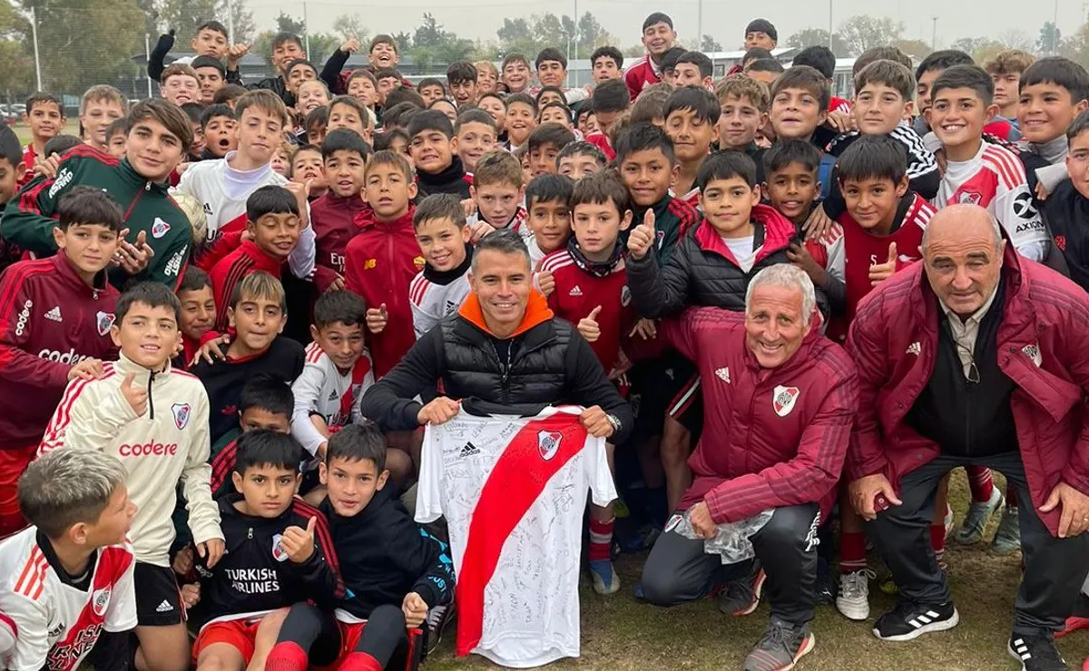 El hermoso encuentro de Javier Saviola con los futuros cracks de River.