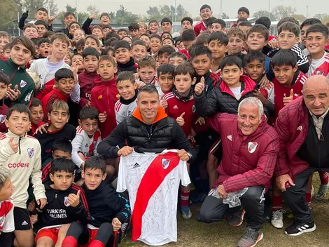 Hermoso gesto de Javier Saviola con las infantiles de River