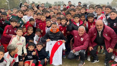 El hermoso encuentro de Javier Saviola con los futuros cracks de River.