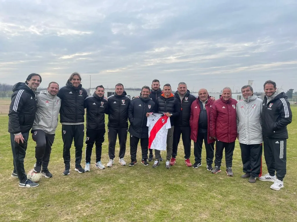 El Conejo junto a los cuerpos técnicos del fútbol infantil de River.