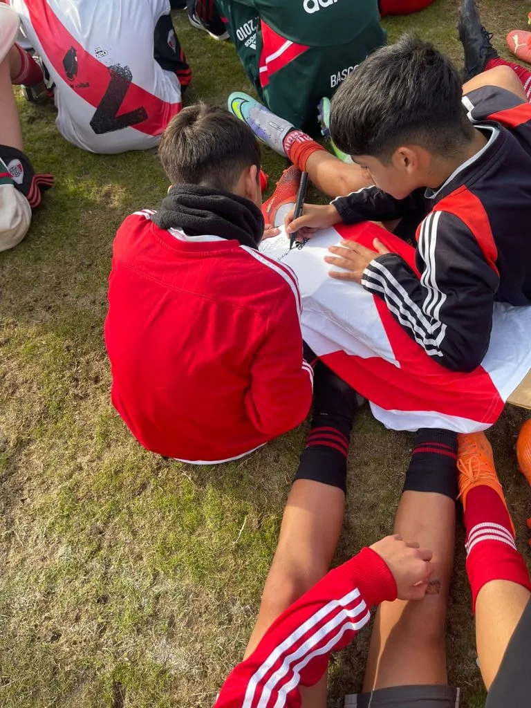 Saviola se llevó una camiseta firmada de todos los chicos del fútbol infantil.