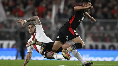 El defensor millonario no pudo terminar el encuentro ante Instituto por un fuerte dolor.