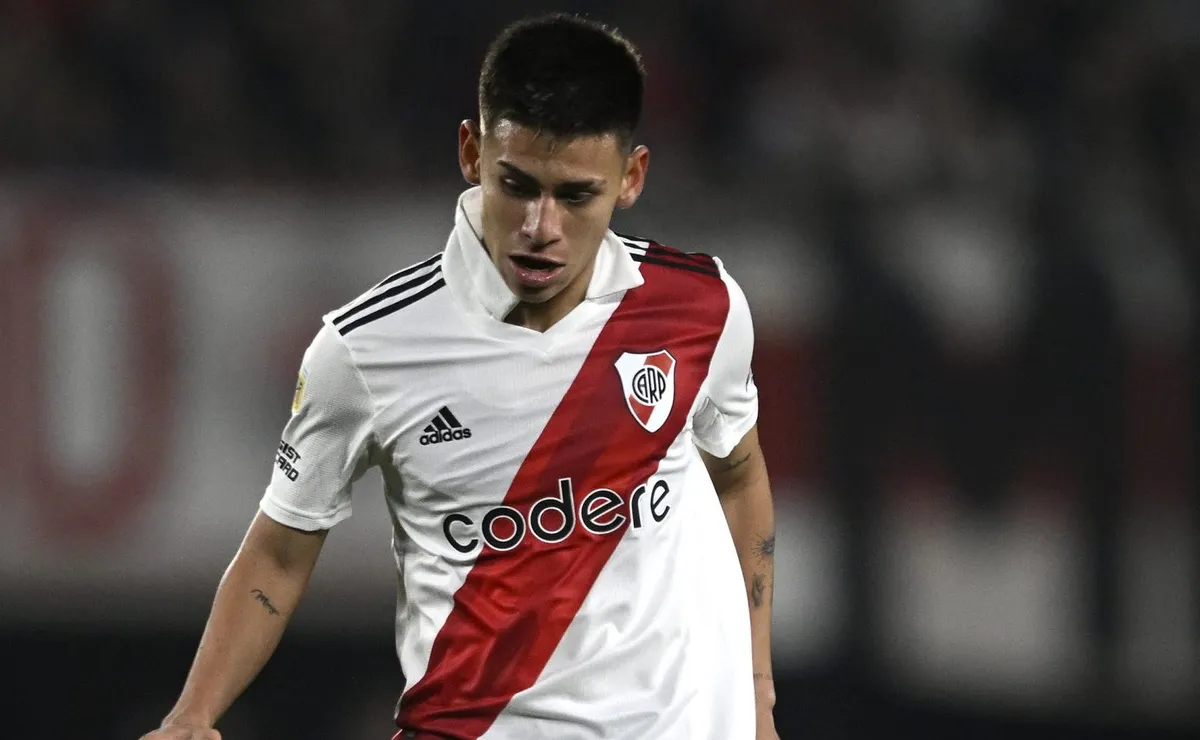 Echeverri solo jugó cuatro partidos desde que subió al plantel profesional de River, en ninguno más de 30 minutos.