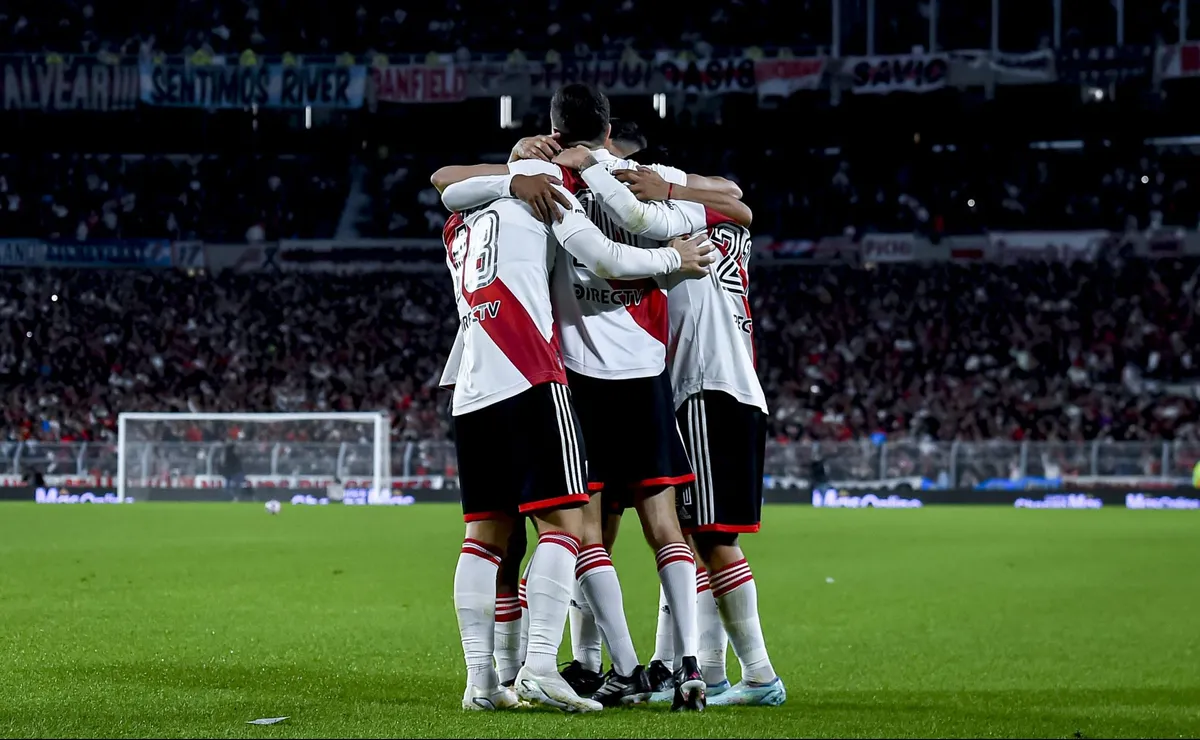 River festejó ante Instituto en un Monumental repleto.