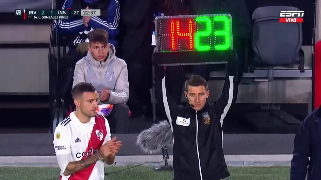 El momento en el que Mammana ingresa por Pírez.