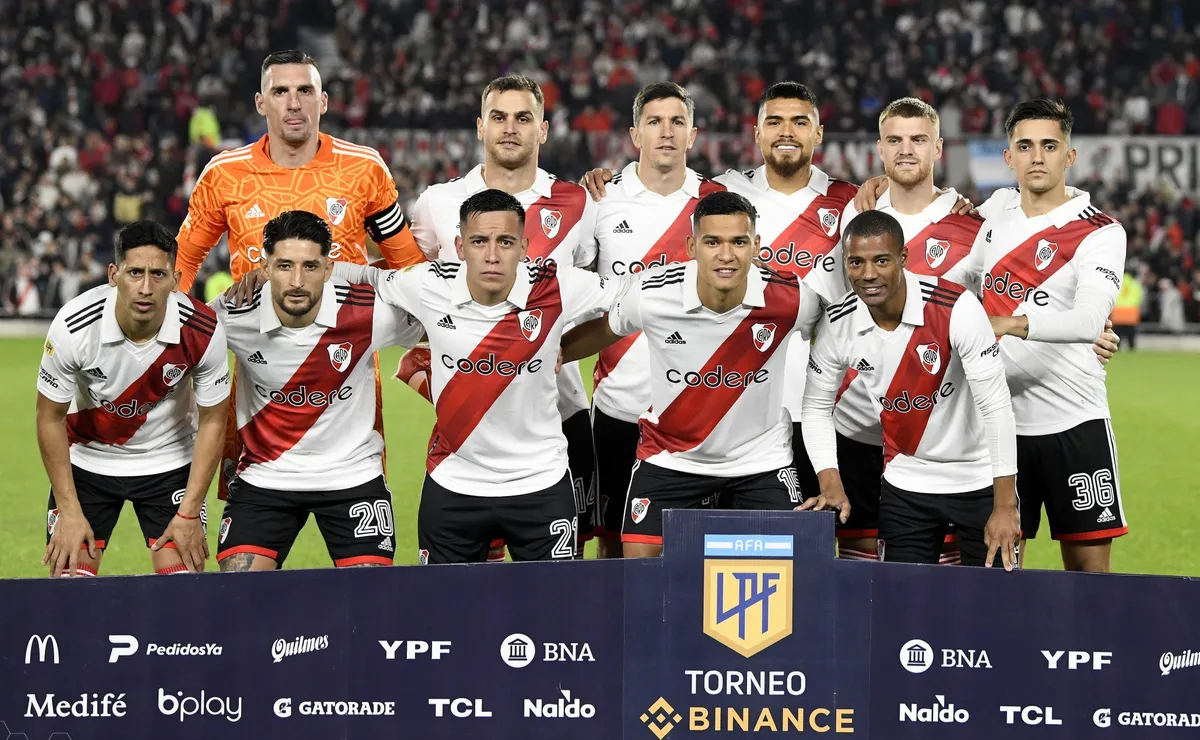 El once titular de River contra Instituto.