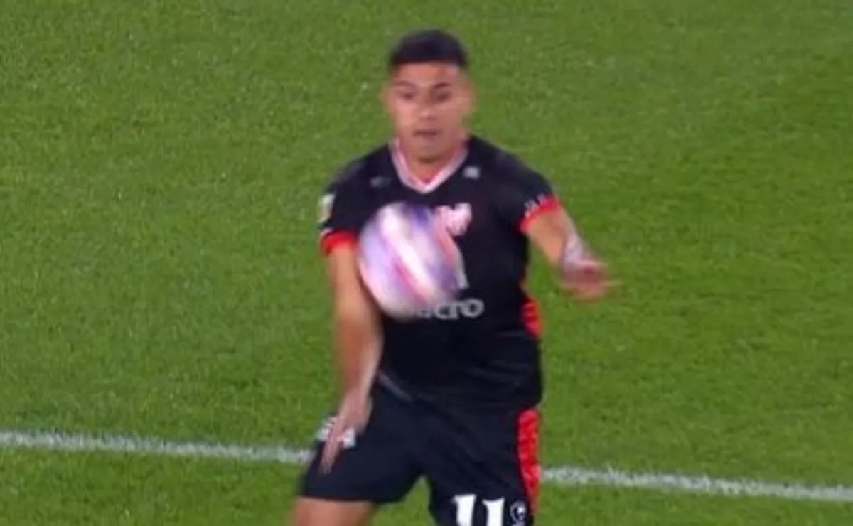 Horror del VAR: el gol con la mano que le convalidaron a Instituto