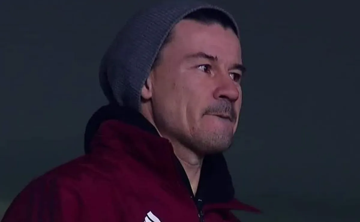 ¿Rodrigo Mora? No, Guillermo Coria viendo a River contra Defensa.