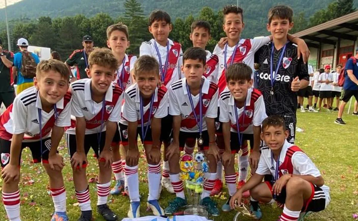 Las infantiles del Más Grande celebraron el título en Italia.