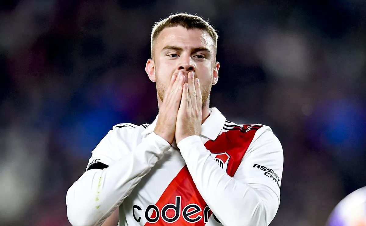 Lucas Beltrán y otro gesto para los hinchas de River luego del triunfo en el Monumental.