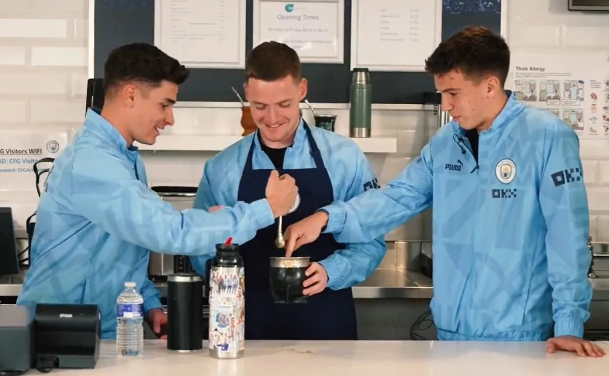 El divertido momento de Julián en una clase de cómo preparar un buen mate.