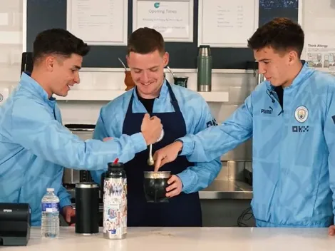 Crack hasta con la yerba: Julián Álvarez enseñó a hacer mate en el Manchester City