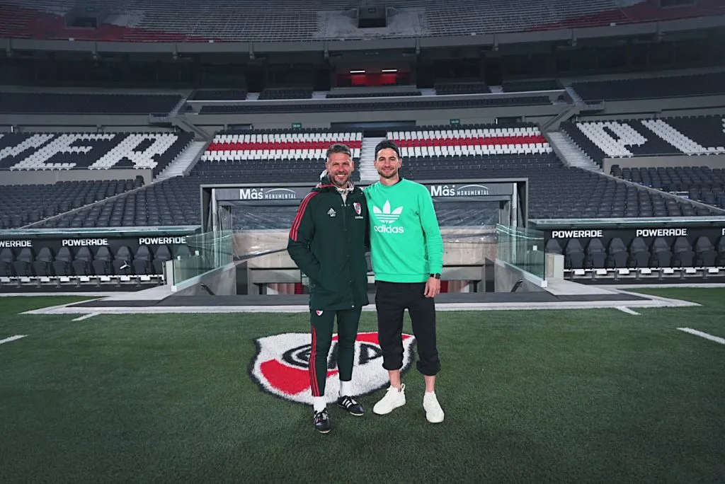 Alario junto a Martín Demichelis en la práctica de esta tarde/noche en el Monumental.