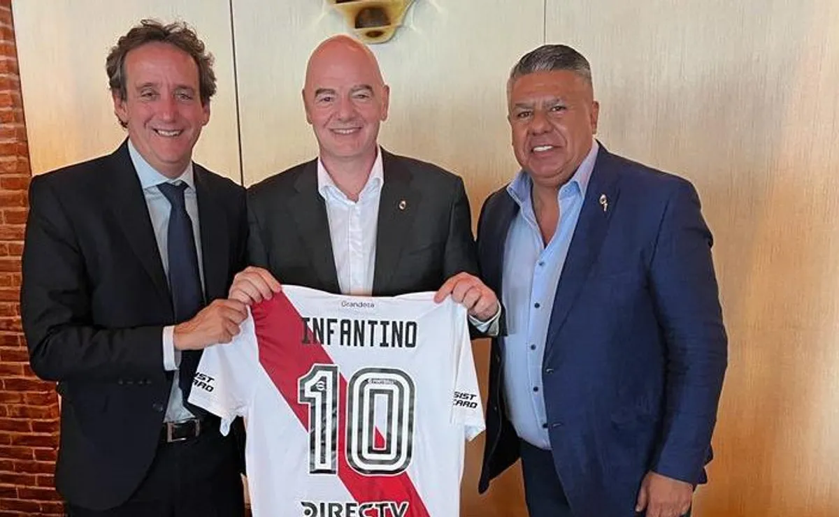 Villarroel junto a Infantino y Tapia.