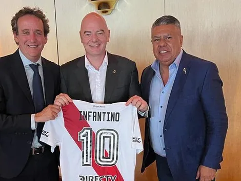 Gianni Infantino recibió la camiseta de River con el 10 en la espalda