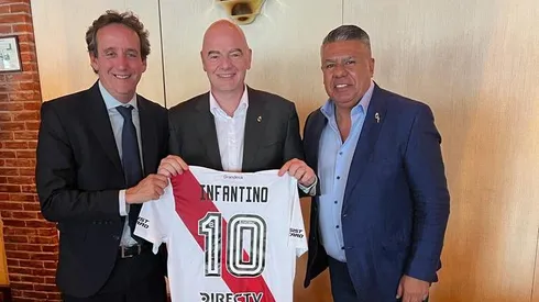 Villarroel junto a Infantino y Tapia.