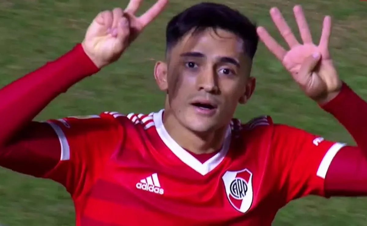 Pablo Solari celebró su gol con un gesto muy particular.