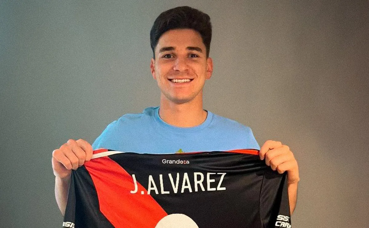 Julián Álvarez con la camiseta del Más Grande.