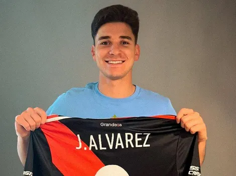 Julián posó con la camiseta de River tras ganar la Champions y antes de sumarse a la Selección
