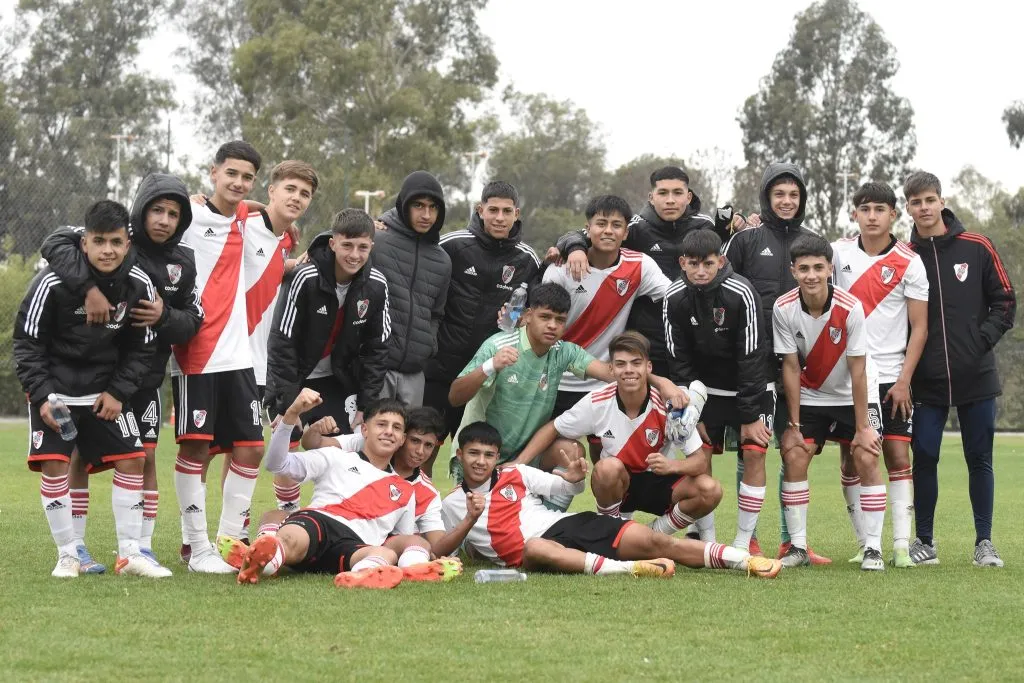 El festejo de la Octava División luego del triunfo en Ezeiza (Foto: Prensa River)