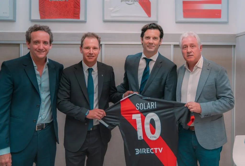 Santiago Solari, junto a las autoridades del Más Grande (Foto: Prensa River)