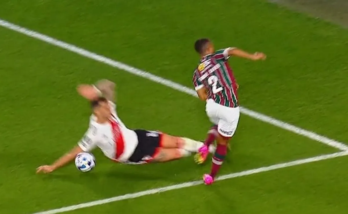 La jugada que desató la polémica en el Monumental.