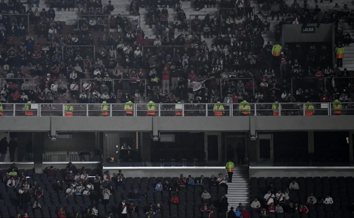 El personal de seguridad privada, presente en las tribunas altas con un cordón humano sobre la baranda.