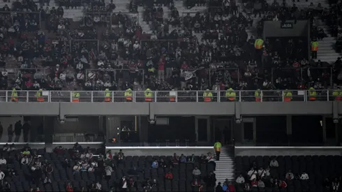 El personal de seguridad privada, presente en las tribunas altas con un cordón humano sobre la baranda.