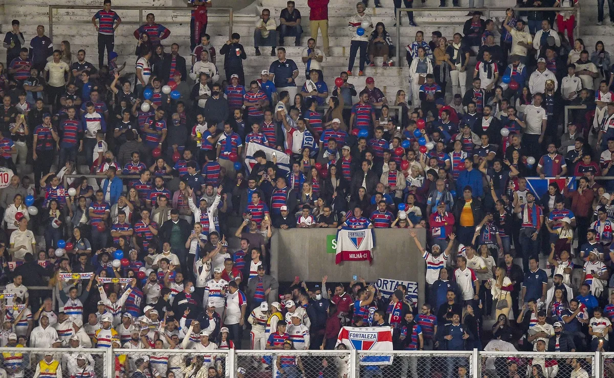 Hinchas de Fortaleza, el último club brasileño que visitó el Monumental, en la Centenario Alta en 2022. (Foto: Getty).